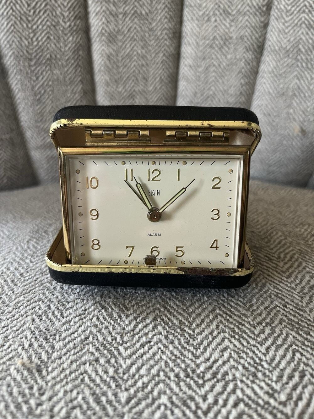 Vtg Elgin Travel Alarm Clock Black Clamshell Wind-Up Luminous Hands Japan